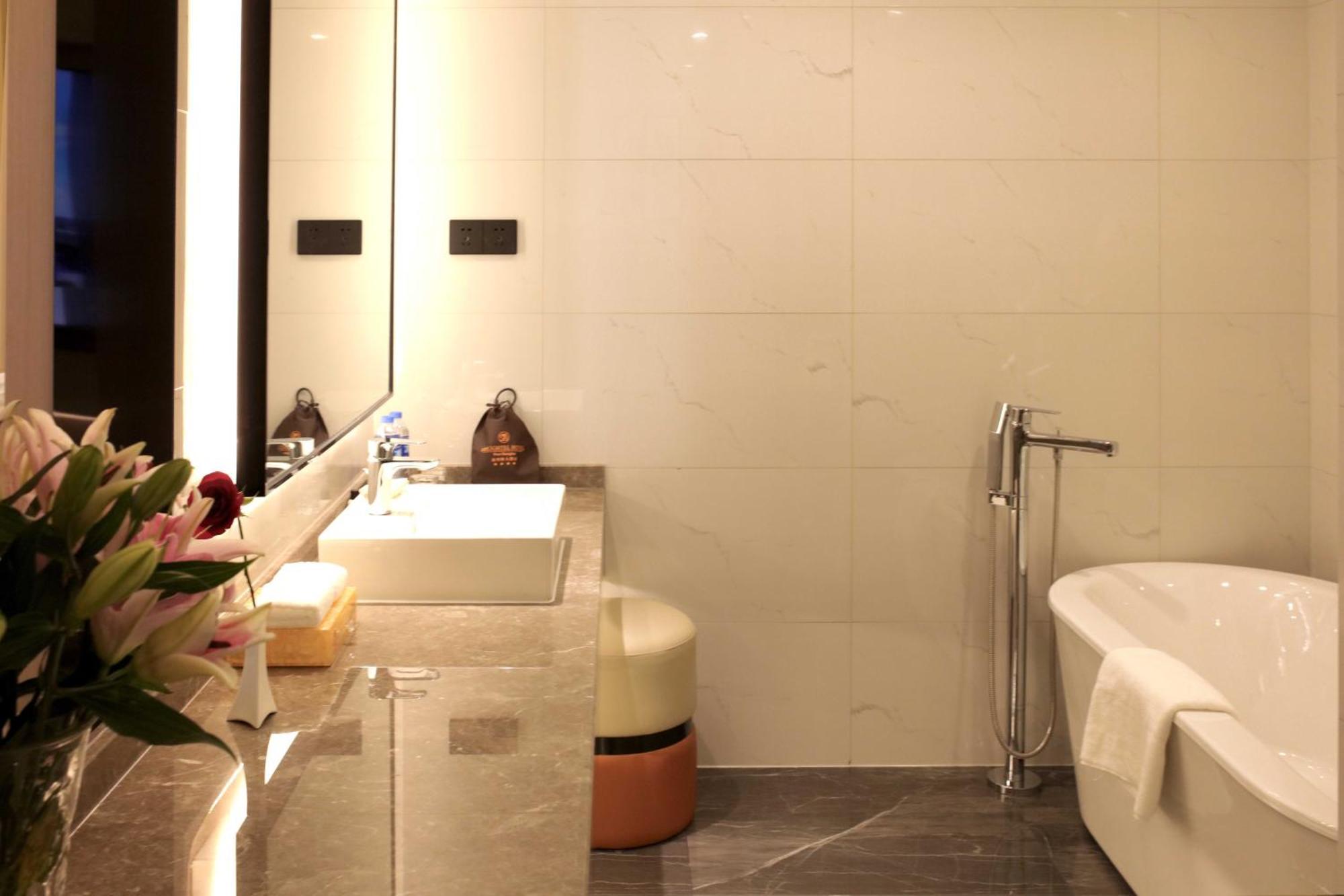Meilun Hongqiao Hub Hotel